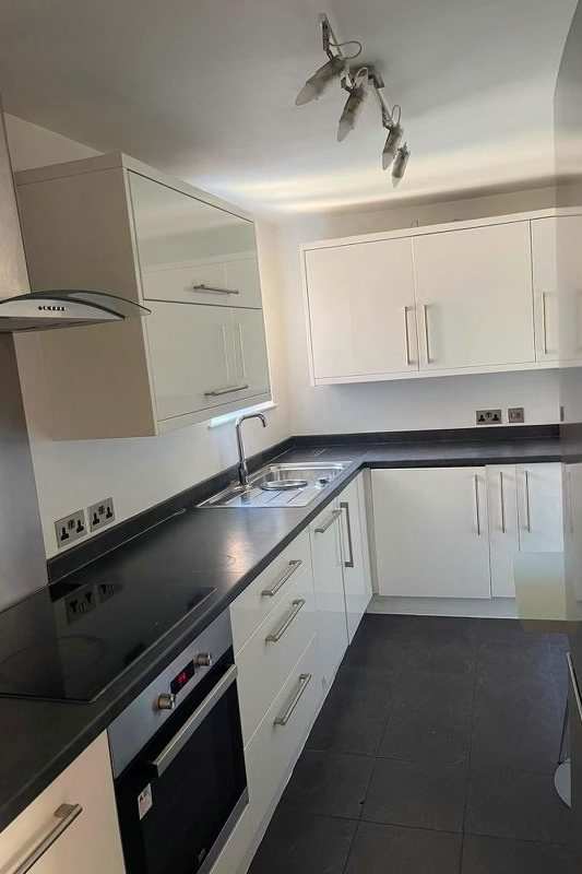 End of tenancy clean in Southwark, London — kitchen worktops, hob, oven and sink cleaned